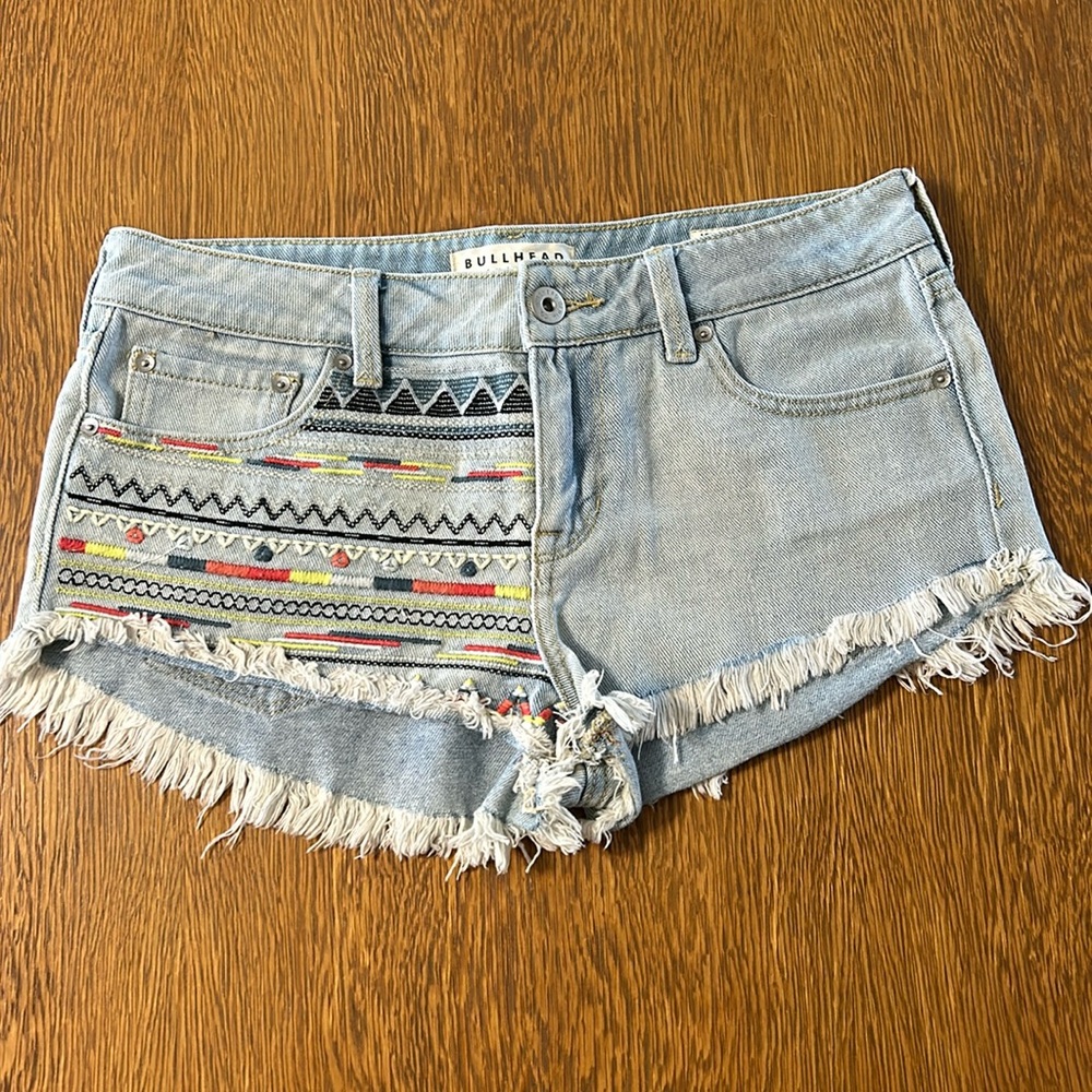 Bullhead size 7 low rise light denim shorts